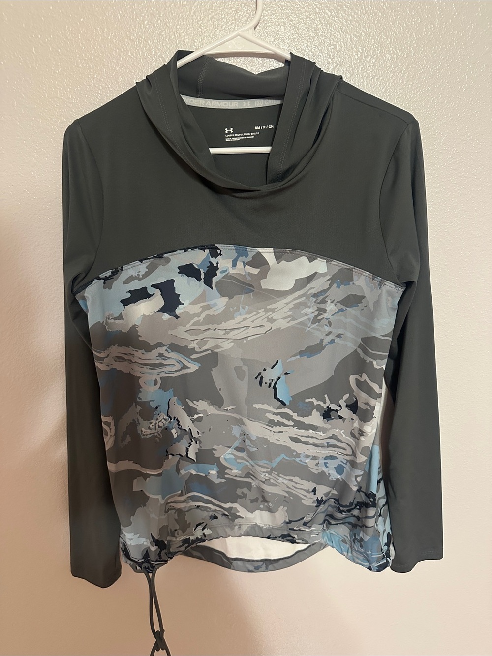 Under Armour Women's Black & Gray Camo Hooded Performance Pullover